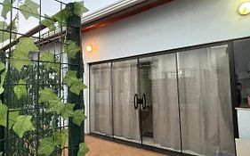 Casinha com ar, cozinha, garagem, entrada privativa, café da manhã opcional